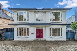 213 28th Street W North Vancouver, BC V7N 2H9