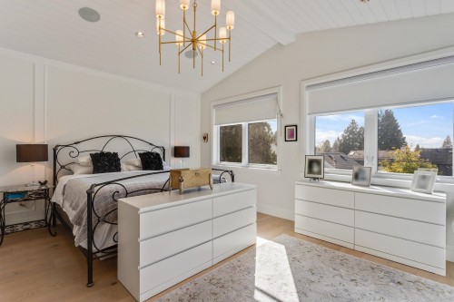 345 20Th Street E, North Vancouver, BC 