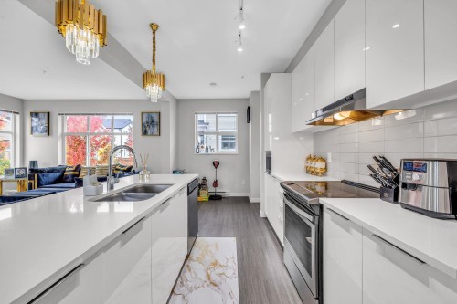 1505-11295 Pazarena Place, Maple Ridge, BC 