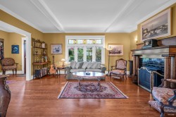 255 6th Street W North Vancouver, BC V7M 1K7