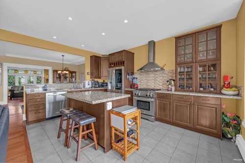 255 6Th Street W, North Vancouver, BC 