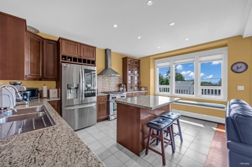 255 6Th Street W, North Vancouver, BC 