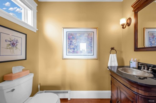 255 6Th Street W, North Vancouver, BC 