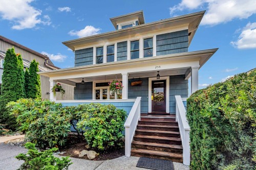 255 6Th Street W, North Vancouver, BC 