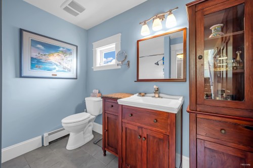 255 6Th Street W, North Vancouver, BC 