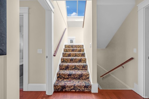 255 6Th Street W, North Vancouver, BC 