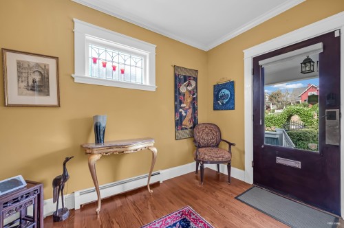 255 6Th Street W, North Vancouver, BC 