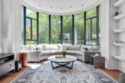 281 Smithe Street  Vancouver, BC V6B 5W4