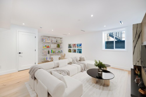 261 6Th Street W, North Vancouver, BC 