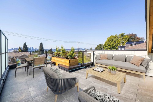 261 6Th Street W, North Vancouver, BC 