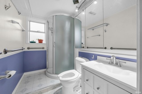 6760 Lakeview Avenue, Burnaby, BC 