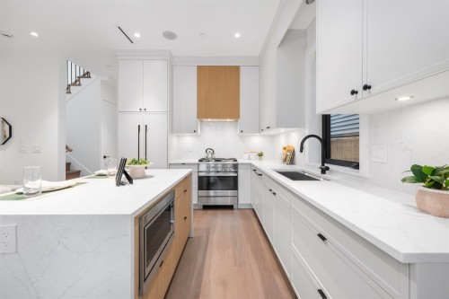 1-878 37 Avenue E, Vancouver, BC 