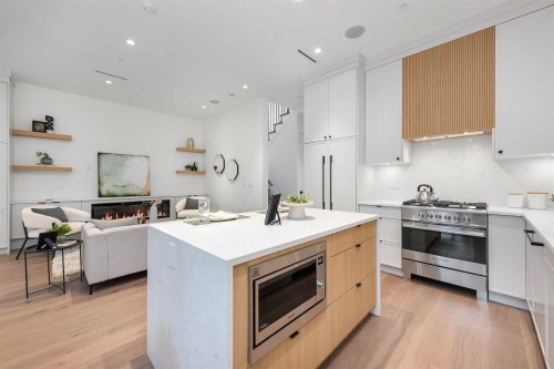 1-878 37 Avenue E, Vancouver, BC 