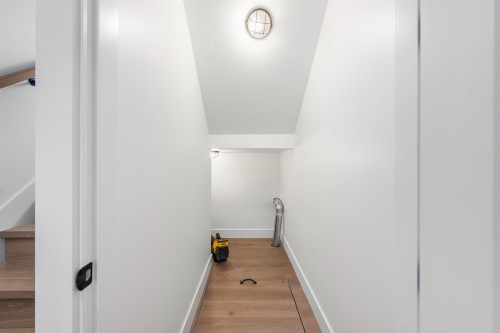 1-878 37 Avenue E, Vancouver, BC 