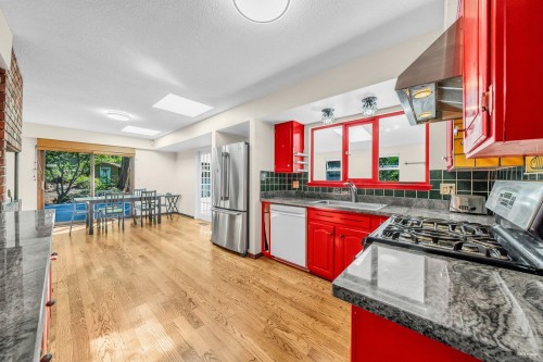 3845 Bayridge Avenue, West Vancouver, BC 