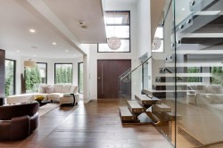 4577 Capilano Road  North Vancouver, BC V7R 4K3