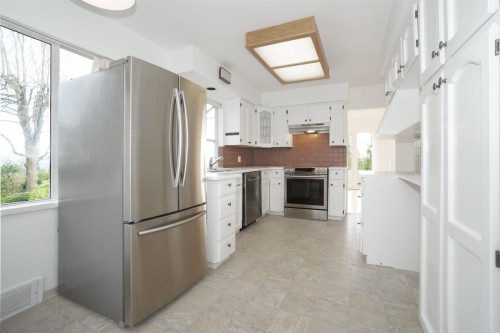 875 Esquimalt Avenue, West Vancouver, BC 