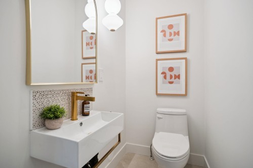 1-1915 3Rd Avenue E, Vancouver, BC 