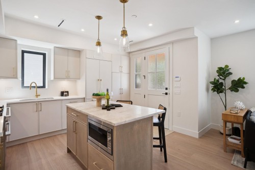 1-1915 3Rd Avenue E, Vancouver, BC 