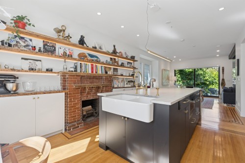 2615 2Nd Avenue W, Vancouver, BC 