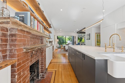 2615 2Nd Avenue W, Vancouver, BC 