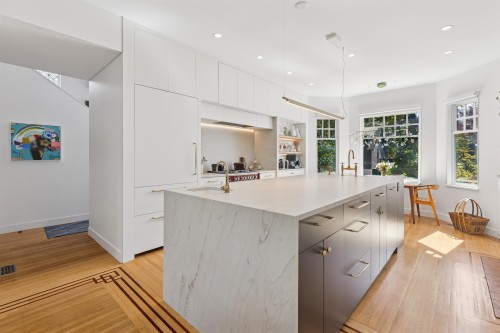 2615 2Nd Avenue W, Vancouver, BC 