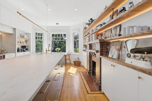 2615 2Nd Avenue W, Vancouver, BC 