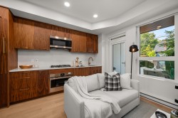 111-2550 Garden Drive  Vancouver, BC V5N 4X6