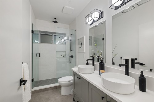 2058 5Th Avenue E, Vancouver, BC 