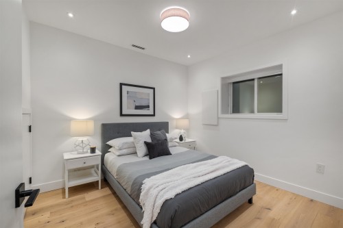 2058 5Th Avenue E, Vancouver, BC 