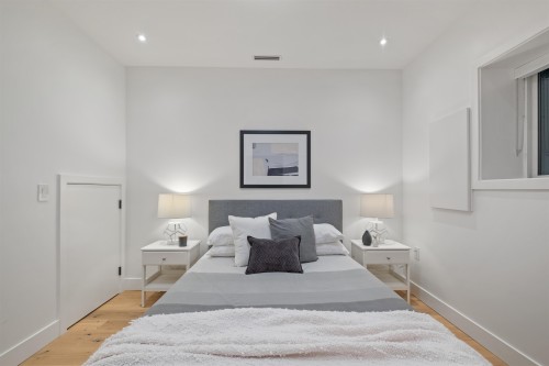 2058 5Th Avenue E, Vancouver, BC 