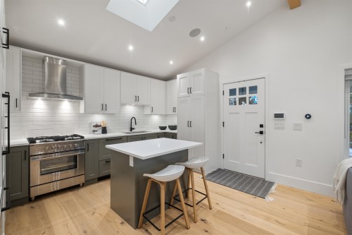 2058 5Th Avenue E, Vancouver, BC 