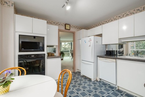 101-1427 Duchess Avenue, West Vancouver, BC 