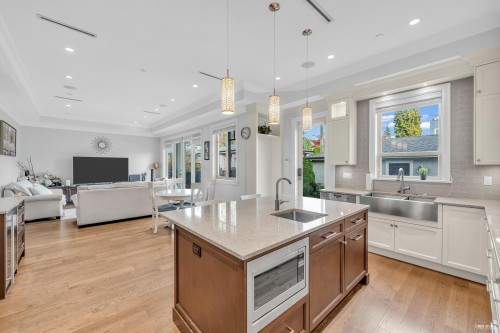 7458 Maple Street, Vancouver, BC 