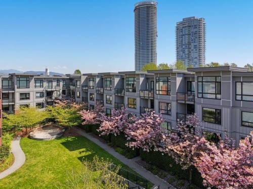 325-7058 14Th Avenue, Burnaby, BC 