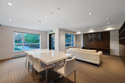 325-7058 14Th Avenue, Burnaby, BC 