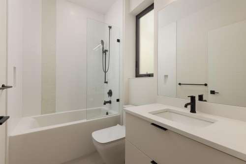 2939 15Th Avenue W, Vancouver, BC 