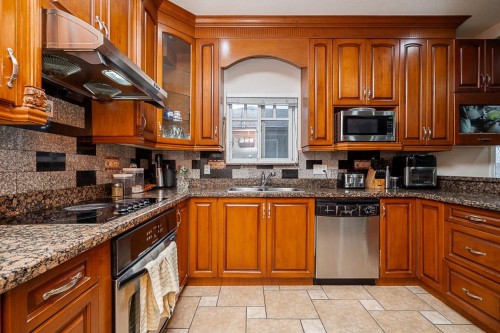 528 Sixteen Street, New Westminster, BC 