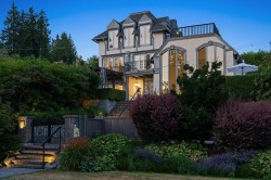 284 Sandringham Crescent  North Vancouver, BC V7N 2R8