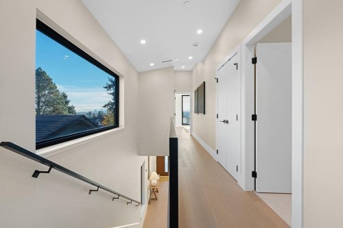 504 5Th Street E, North Vancouver, BC 