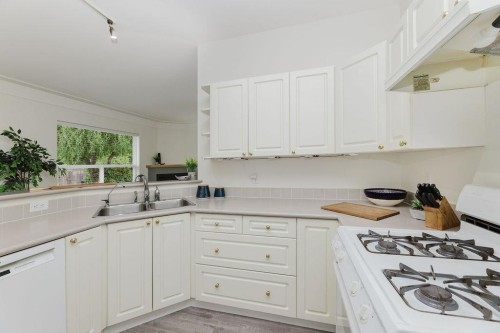 6307 Homestead Avenue, Sechelt, BC 