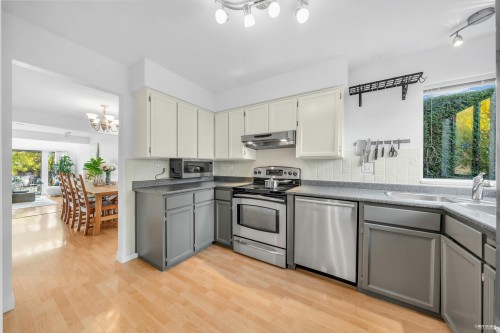 252 21St Street E, North Vancouver, BC 