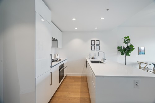 701-5766 Gilbert Road, Richmond, BC 