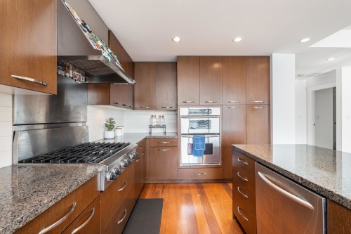 1101-3335 Cypress Place, West Vancouver, BC 