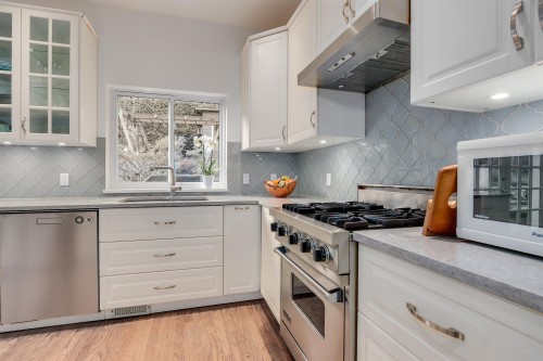 1806 Deep Cove Road, North Vancouver, BC 