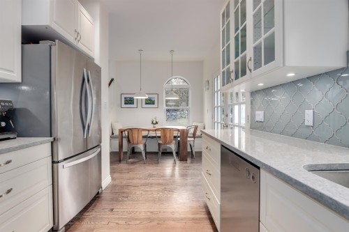 1806 Deep Cove Road, North Vancouver, BC 