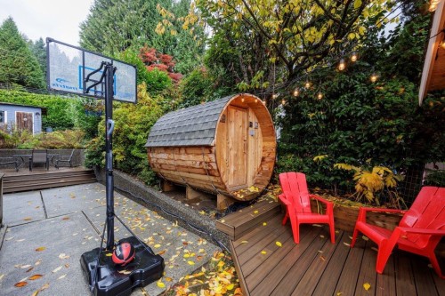 1806 Deep Cove Road, North Vancouver, BC 