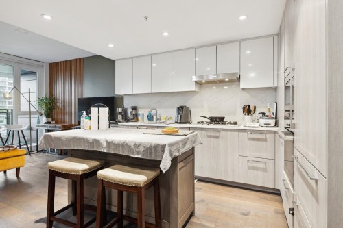 911-8199 Capstan Way, Richmond, BC 