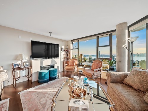 805-683 Victoria Park W, North Vancouver, BC 