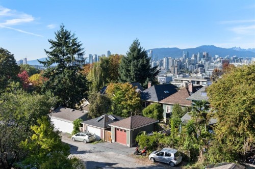 31 11Th Avenue W, Vancouver, BC 